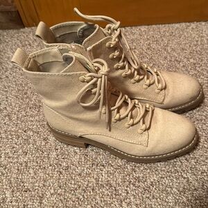 Universal Thread boots